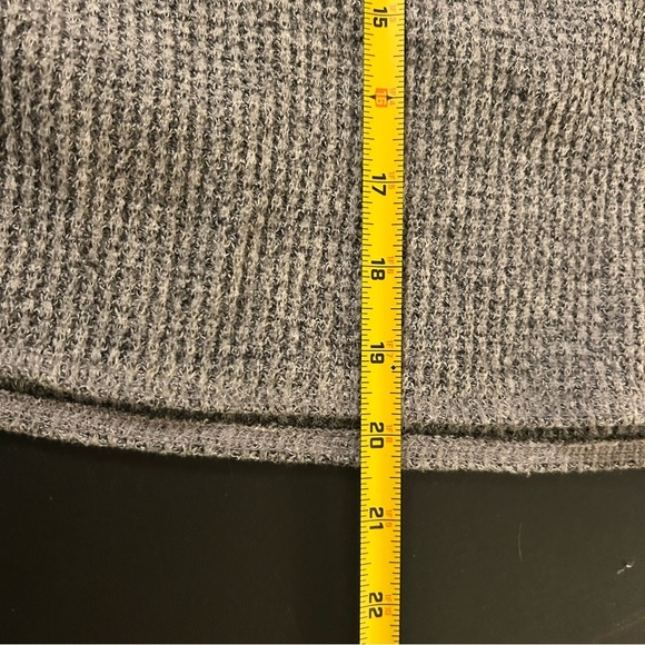 Old Navy Grey Waffle Knit Long Sleeved Thermal Size L Fall Layering Cozy Warm - Picture 11 of 11